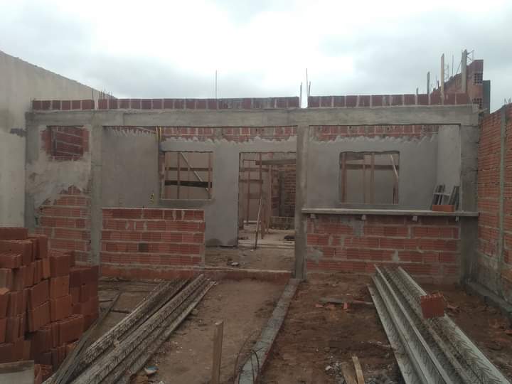 Estrutura de casa em alvenaria com reboco parcial