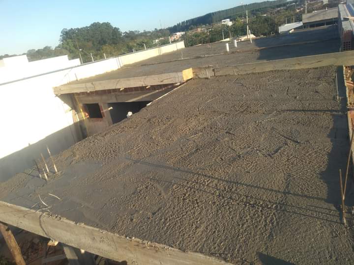 Laje de concreto recém-concretada