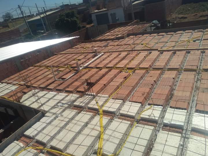 Laje em execução com tijolos cerâmicos, malha de aço e conduítes