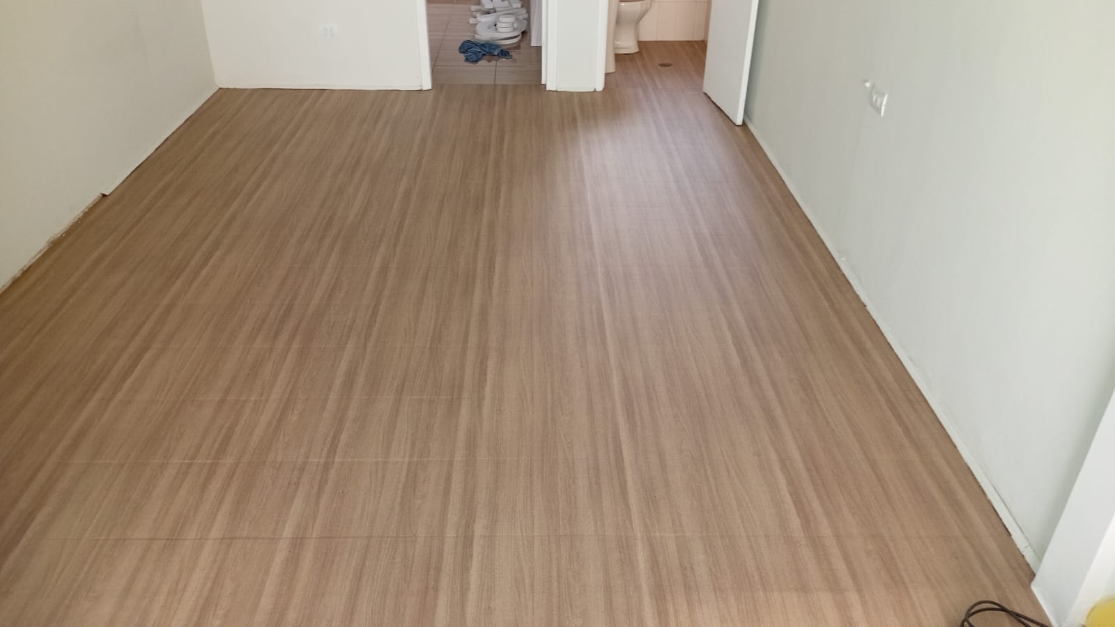 Ambiente interno reformado com piso laminado