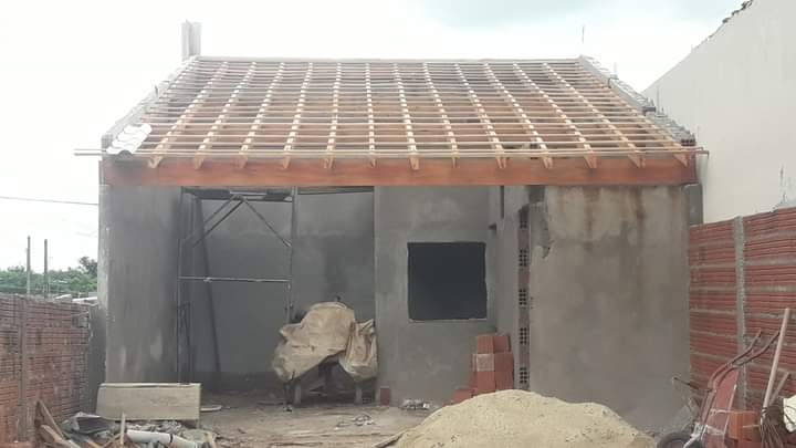 Casa térrea com estrutura de telhado de madeira