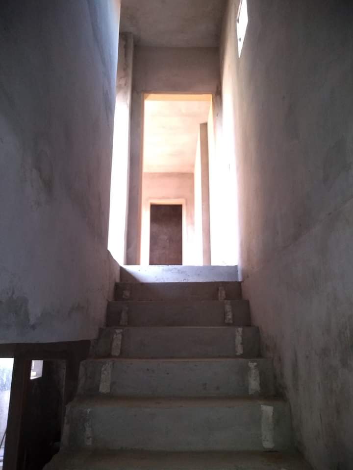 Escada de concreto em obra com paredes de cimento
