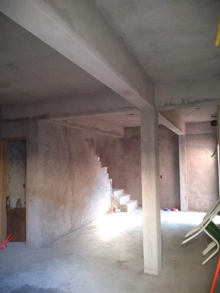 Interior de obra com pilares e vigas de concreto