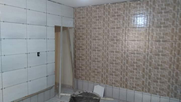 Ambiente com paredes revestidas de azulejo branco e bege